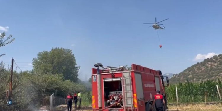 Hayvan Çi̇ftli̇ği̇ne Sıçrayan Yangın Söndürülmeye Çalışılıyor