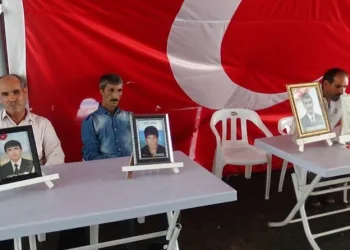 Hdp Önündeki̇ Ai̇leleri̇n Nöbeti̇ 709Uncu Gününde Devam Edi̇yor