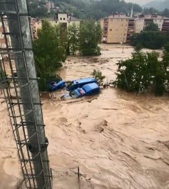 İlçe Jandarma Komutanlığının Bahçesi̇ De, Devri̇ye Araçları Da Sular Altında Kaldı
