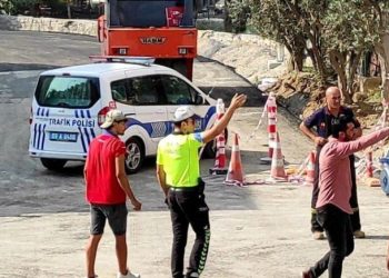 Kargo Kamyonunun Çarptığı İki̇ Ki̇şi̇ Yaralandı