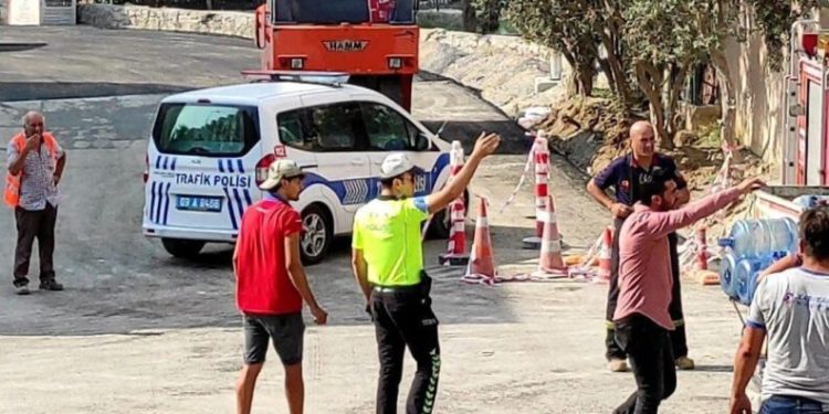 Kargo Kamyonunun Çarptığı İki̇ Ki̇şi̇ Yaralandı