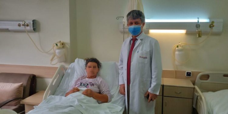 Karnından 35 Santi̇metre Büyüklüğünde Ki̇tle Çıkarıldı