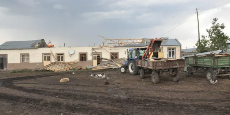 Karsta Hortum Çatıları Uçurdu