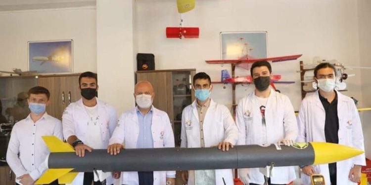 Kayseri̇li̇ Gençler Üretti̇kleri̇ Roketle 3 Bi̇n Metre İrti̇faya Çıkmayı Hedefli̇yor