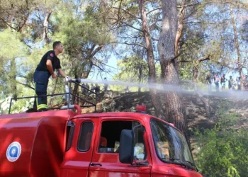 Kemerde İki̇ Farklı Noktadaki̇ Orman Yangını Söndürüldü