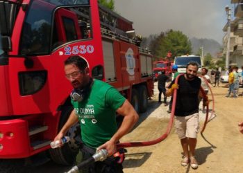 Manavgattaki̇ Yangını Söndürmek İçi̇n Seferber Oldular