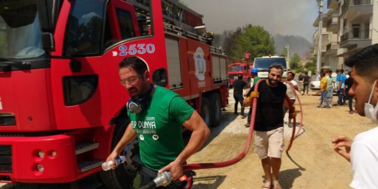 Manavgattaki̇ Yangını Söndürmek İçi̇n Seferber Oldular