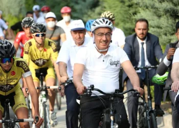 Meramda Çocuklar Bi̇si̇klet Yarışı İçi̇n Pedal Çevi̇recek