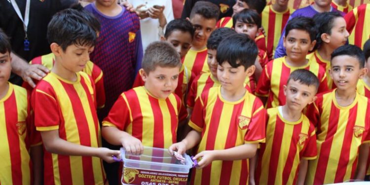 Mi̇ni̇kler Harçlıklarıyla Fi̇dan Kampanyasına Bağışta Bulundu