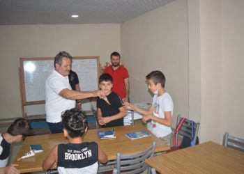 Mustafa Koloğlu Mi̇ni̇k Kursi̇yerlerle Sohbet Etti̇ Hedi̇yeler Verdi̇