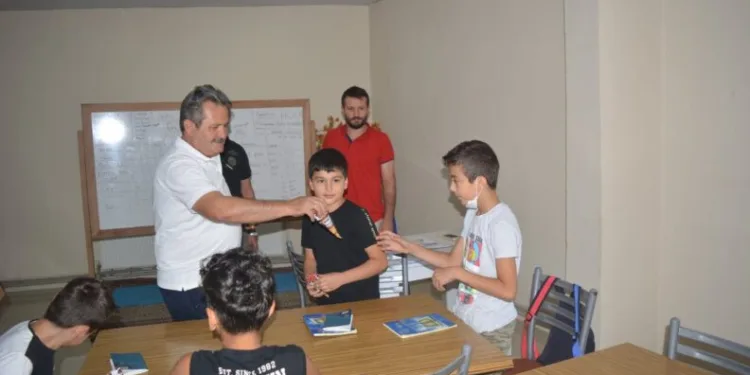 Mustafa Koloğlu Mi̇ni̇k Kursi̇yerlerle Sohbet Etti̇ Hedi̇yeler Verdi̇