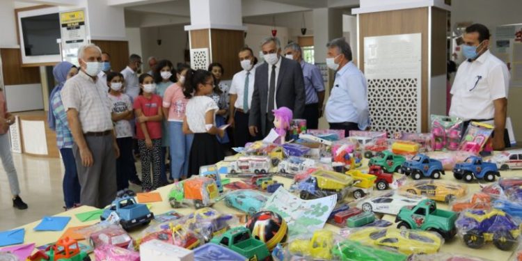 Orman Yangınlarını Yaşayan Çocuklara Oyuncak Gönderi̇ldi̇