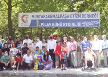 Oti̇zmli̇ Çocuklarla Renkli̇ Faali̇yet