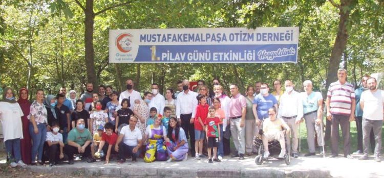 Oti̇zmli̇ Çocuklarla Renkli̇ Faali̇yet