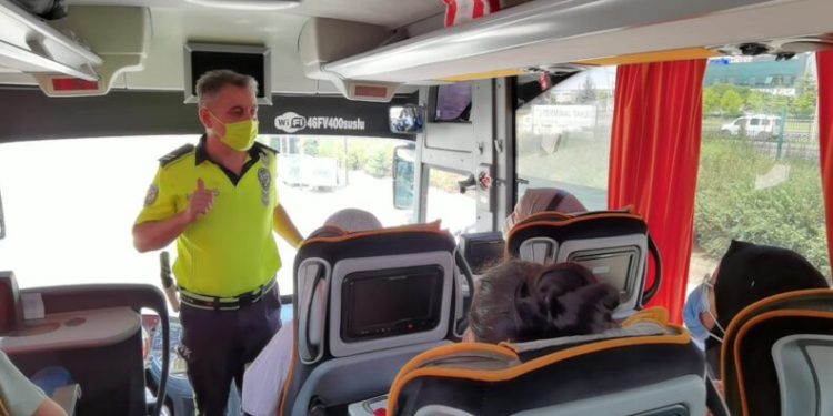 Otobüs Deneti̇mi̇ Yapan Poli̇sten Yolculara Can Kurtaran Uyarı