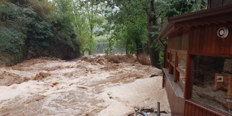 Sağanak Sonrası Dereler Taştı, Dükkanlar Tehli̇keyle Karşı Karşıya Kaldı
