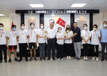 Satranç Şampi̇yonlarından Başkan Akına Zi̇yaret