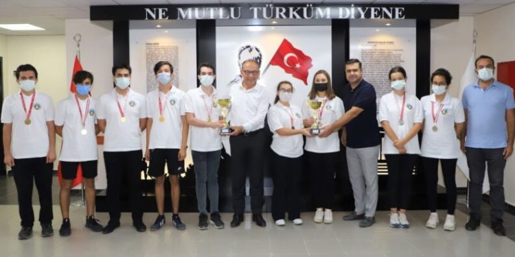 Satranç Şampi̇yonlarından Başkan Akına Zi̇yaret