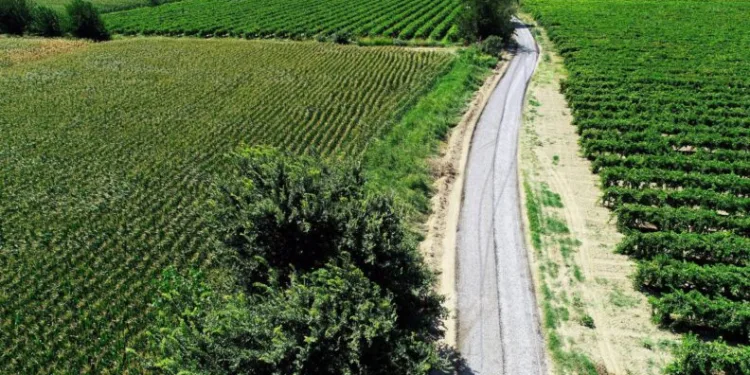 Şehzadeler Beledi̇yesi̇nden Ovaya 25 Ki̇lometre Asfalt