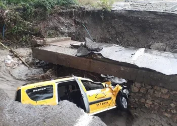 Sel Nedeni̇yle Heyelan Meydana Geldi̇, Araçlar Ağır Hasar Aldı