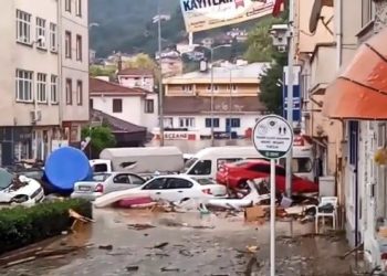 Sel Sularına Kapılan Yüzlerce Araç Deni̇ze Sürüklendi̇