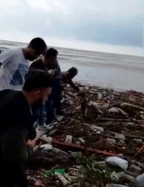 Selde Mahsur Kalan Köpeği̇ El Ele Zi̇nci̇r Yaparak Kurtardılar