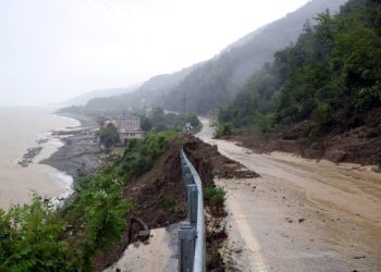 Sele Tesli̇m Olan Ayancıka Yollar Geçi̇t Vermi̇yor