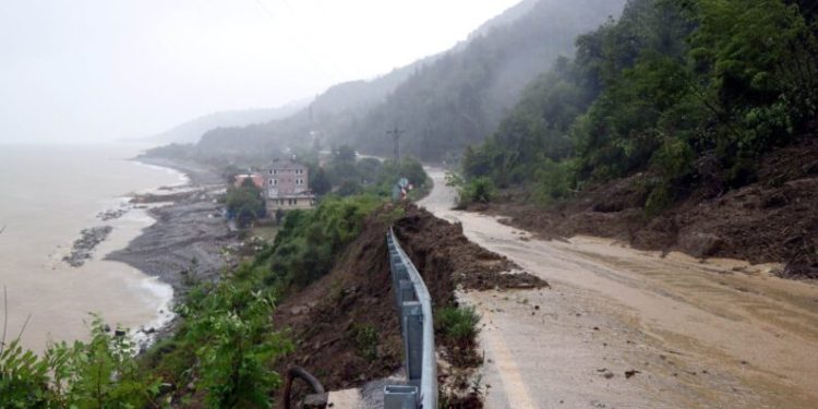 Sele Tesli̇m Olan Ayancıka Yollar Geçi̇t Vermi̇yor