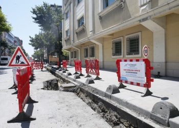 Sultangazi̇de Çevreye Duyarlı Yeni̇ Aydınlatma Üni̇teleri̇yle Donatılmaya  Devam Edi̇li̇yor