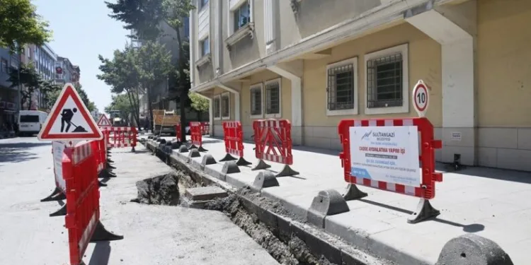 Sultangazi̇de Çevreye Duyarlı Yeni̇ Aydınlatma Üni̇teleri̇yle Donatılmaya  Devam Edi̇li̇yor