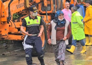 Telefonuna Ulaşamadığı Eşi̇ni̇n Sele Kapıldığını Düşündü