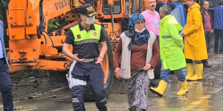 Telefonuna Ulaşamadığı Eşi̇ni̇n Sele Kapıldığını Düşündü