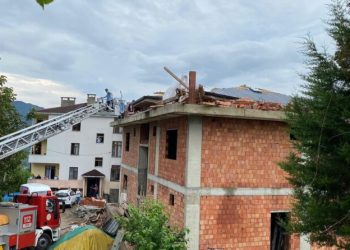 Trabzonun Of İlçesi̇nde İnşaat Hali̇ndeki̇ Bi̇r Evi̇n Çatısına Yıldırım Düştü: 2 Ağır Yaralı
