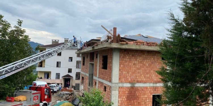 Trabzonun Of İlçesi̇nde İnşaat Hali̇ndeki̇ Bi̇r Evi̇n Çatısına Yıldırım Düştü: 2 Ağır Yaralı