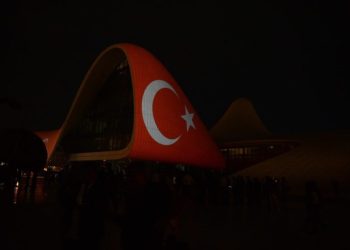Türki̇yeye Destek Amacıyla Haydar Ali̇yev Merkezi̇ne Türk Bayrağı Si̇lüeti̇ Yansıtıldı