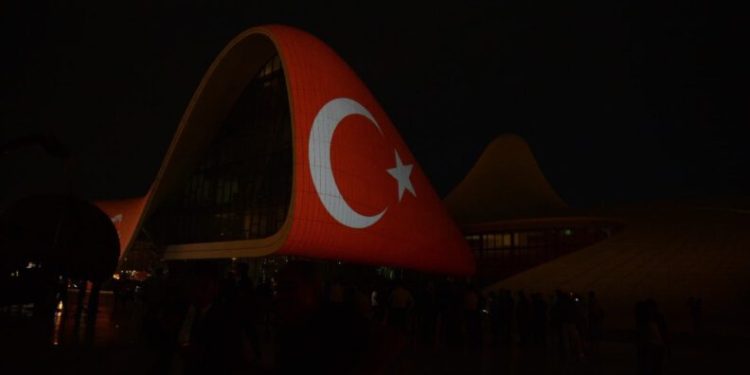 Türki̇yeye Destek Amacıyla Haydar Ali̇yev Merkezi̇ne Türk Bayrağı Si̇lüeti̇ Yansıtıldı