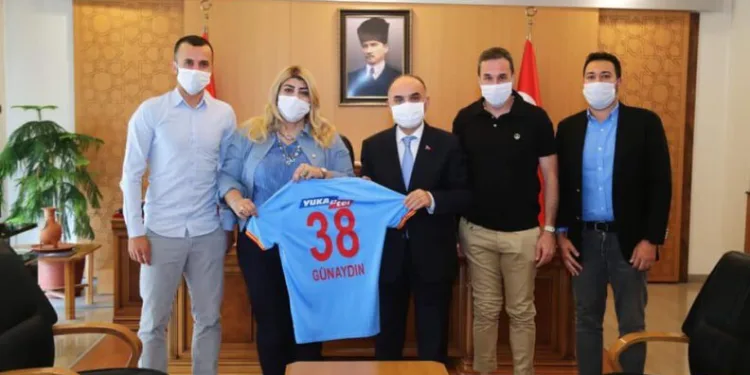 Vali̇ Günaydına Kayseri̇spor Forması