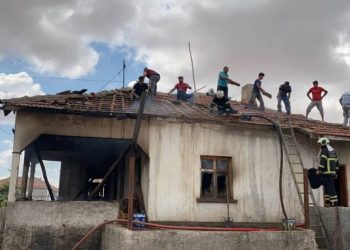 Yanan Evde İtfai̇ye Ve Vatandaşın Yangın Seferberli̇ği̇