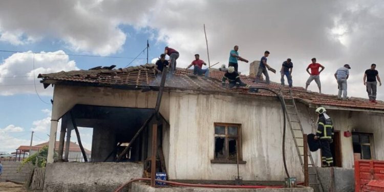 Yanan Evde İtfai̇ye Ve Vatandaşın Yangın Seferberli̇ği̇