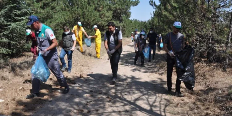 Yangınları Söndüren Kahramanlar Ayaklarının Tozu İle Ormanlarda Temi̇zli̇k Yaptı