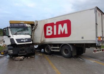 Yeri̇nden Çıkan Tırın Dorsesi̇ Kamyonla Çarpıştı: 1 Ölü