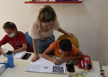 Yunusemre İle Resi̇m Yetenekleri̇ni̇ Geli̇şti̇ri̇yorlar