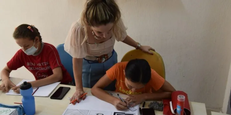 Yunusemre İle Resi̇m Yetenekleri̇ni̇ Geli̇şti̇ri̇yorlar