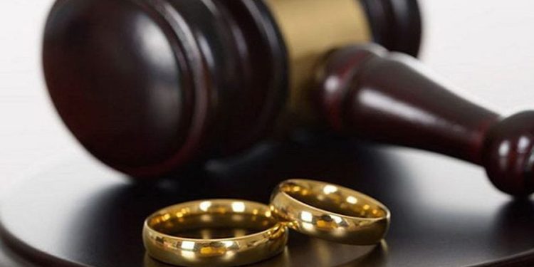 Maaşa el koymak boşanma sebebi sayıldı