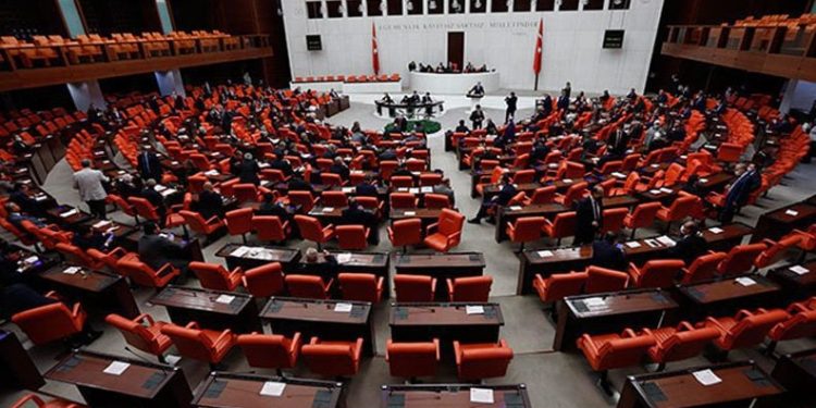 Meclis’te vekiller arasında FETÖ tartışması