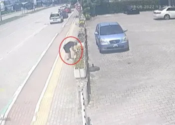 Bursa’da önce aracı bozuldu, sonra çantası çalındı