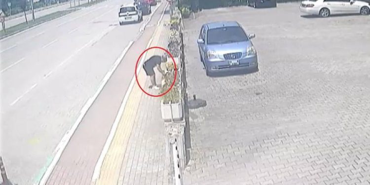 Bursa’da önce aracı bozuldu, sonra çantası çalındı