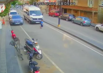 Sürücünün refleksi küçük çocuğun hayatını kurtardı