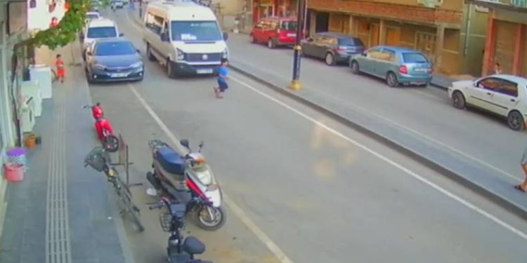 Sürücünün refleksi küçük çocuğun hayatını kurtardı