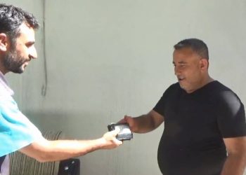 Yerde bulduğu cüzdanı sahibine teslim etti